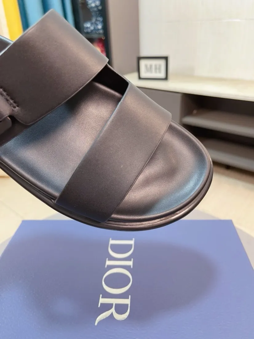 Men's Men's Shoes 💰320🌸🌸Dior Aqua Men's Sandals Slippers. Showcasing Dior haute couture design. The Dior gray suede strap is accented with an aluminum Dior buckle for added style. Paired with a comfortable tonal notch sole, they pair easily with shorts or jeans for a sophisticated look. Main body: suede cow leather, technical fabric lining: cow leather, with adjustable straps, aluminum Dior buckle, Dior gray EVA insole, tonal notch rubber outsole splicing structure👌👌size: 38-44 (45.46 customized)